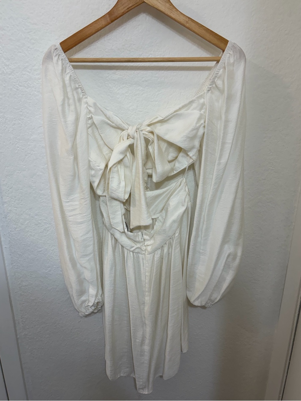 TOPSHOP Twist Cut Out Mini Tea Dress in Ivory - Picture 6 of 8